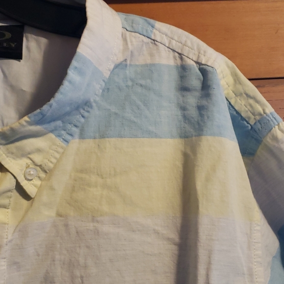 OAKLEY Men short sleeve button down collar shirt - Picture 4 of 8
